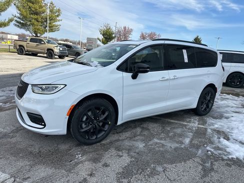 New 2026 Chrysler Pacifica Select image 15