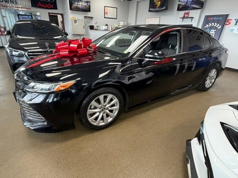Used 2018 Toyota Camry LE image 6