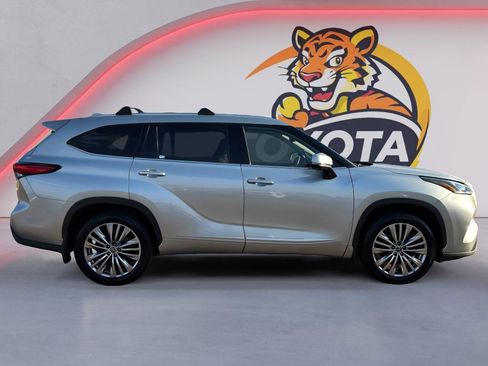 Used 2023 Toyota Highlander Platinum image 4