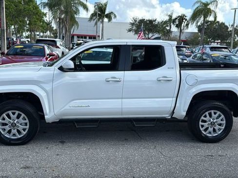 Used 2025 Toyota Tacoma SR5 image 4