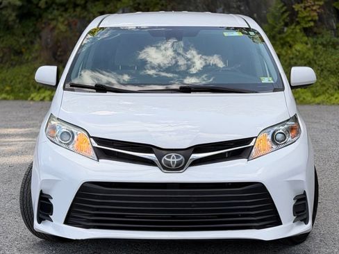 Used 2019 Toyota Sienna LE AWD/4WD image 2