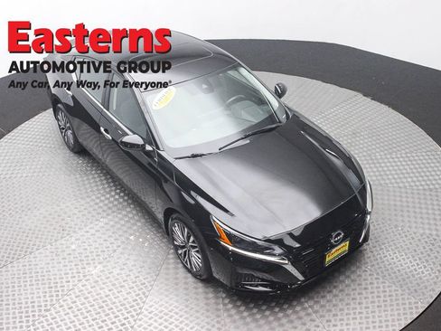 Used 2023 Nissan Altima 2.5 SV w/ SV Premium Package AWD/4WD image 3