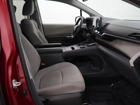 Used 2024 Toyota Sienna LE image 11