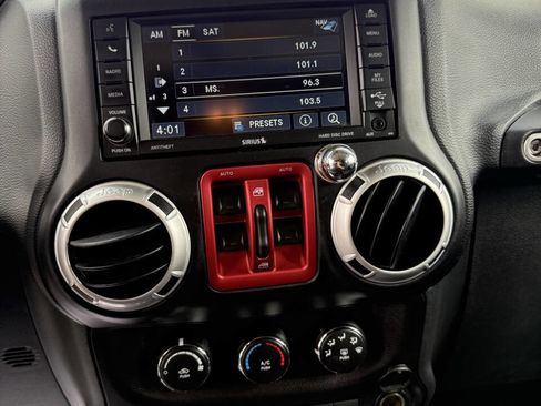 Used 2015 Jeep Wrangler Unlimited Sahara w/ Connectivity Group AWD/4WD image 16