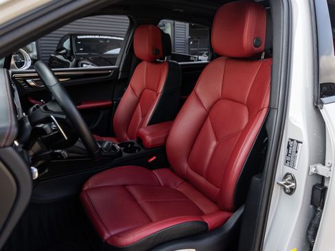 Certified 2023 Porsche Macan image 5