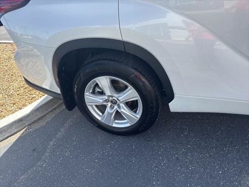 Certified 2024 Toyota Highlander LE AWD/4WD image 21