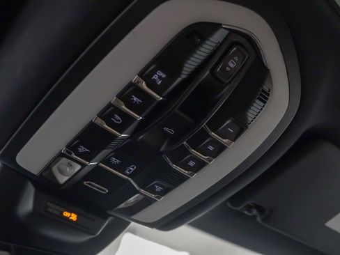 Certified 2022 Porsche Macan image 28