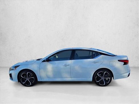 Used 2024 Nissan Altima 2.5 SR FWD image 9