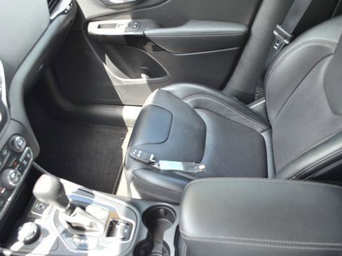 Used 2023 Jeep Cherokee Altitude Lux image 25