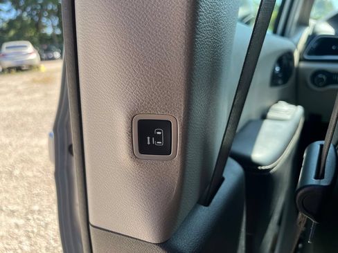 Used 2023 Chrysler Pacifica Touring-L FWD image 29