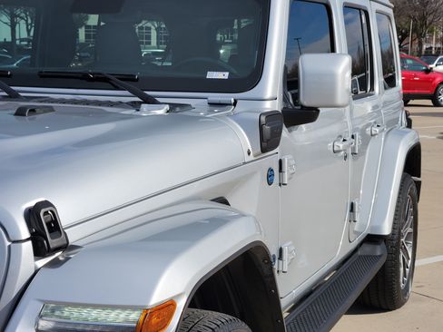 Used 2022 Jeep Wrangler Unlimited Sahara image 9