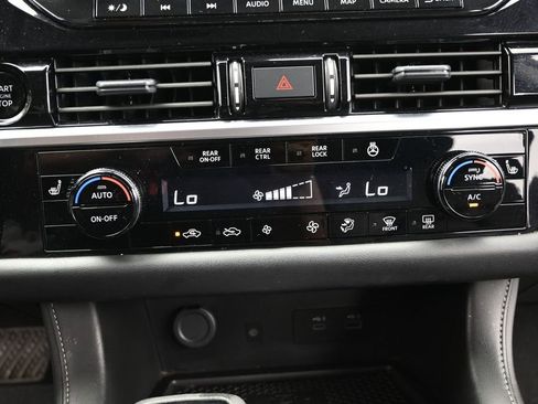 Used 2025 Nissan Pathfinder SL AWD/4WD image 16