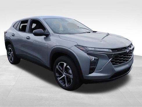 Certified 2025 Chevrolet Trax RS w/ Driver Confidence Package image 3