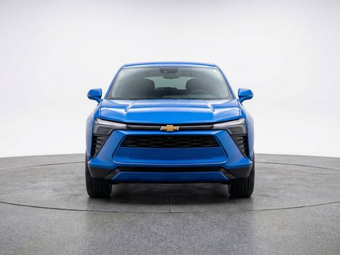 Used 2025 Chevrolet Blazer LT FWD image 2