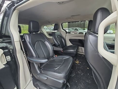 Used 2021 Chrysler Pacifica Touring-L image 18