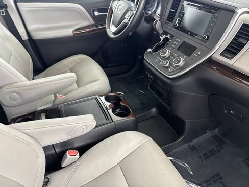 Used 2019 Toyota Sienna Limited Premium FWD image 23