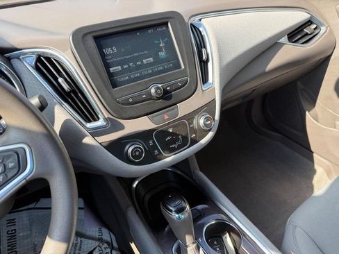 Used 2017 Chevrolet Malibu LT FWD image 25