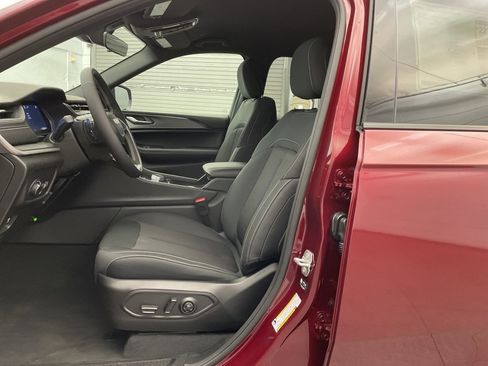 New 2025 Jeep Grand Cherokee Laredo image 16