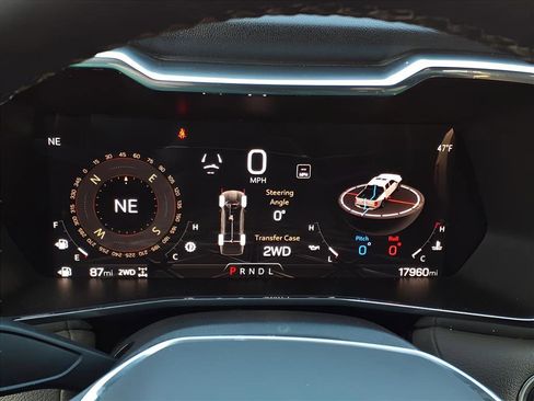 Used 2024 GMC Canyon Denali image 7