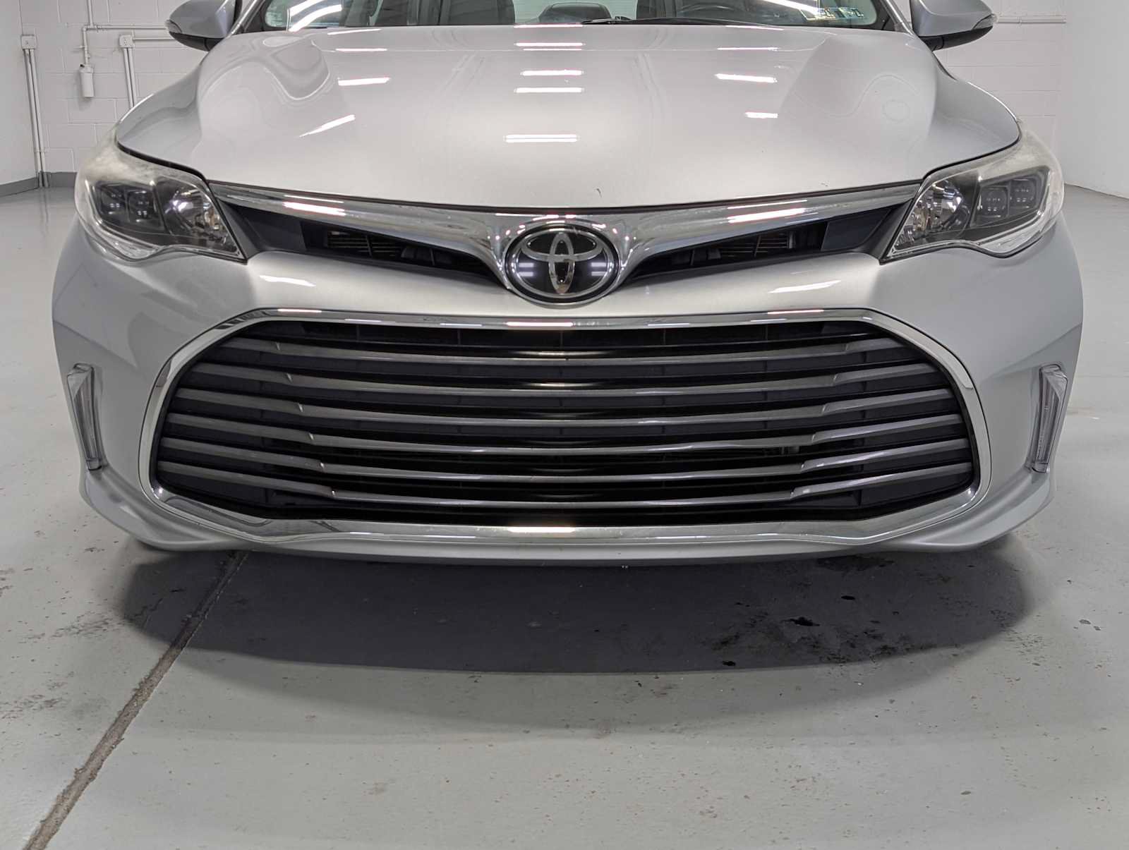 Used 2017 Toyota Avalon XLE Premium w/ All Weather Liner Package FWD image 2