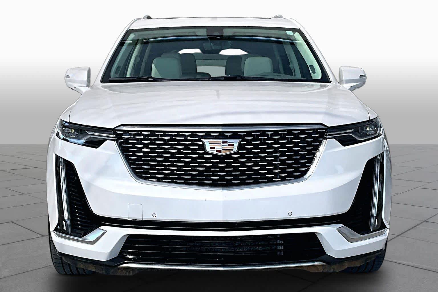 Used 2022 Cadillac XT6 Premium Luxury w/ Technology Package FWD image 4
