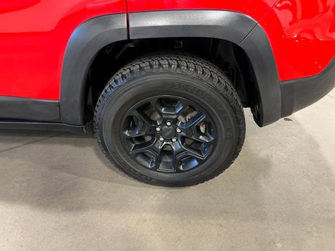 Used 2019 Jeep Cherokee Trailhawk w/ Cold Weather Group image 40