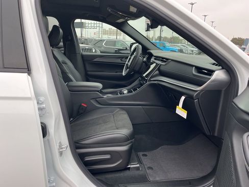 New 2025 Jeep Grand Cherokee L Altitude image 39