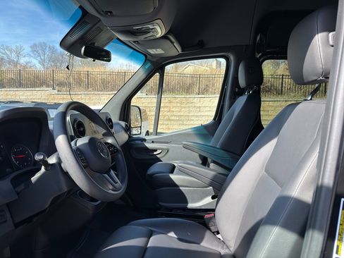 Used 2024 Mercedes-Benz Sprinter 2500 image 9