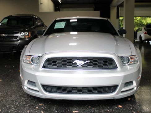 Used 2013 Ford Mustang Coupe RWD image 9