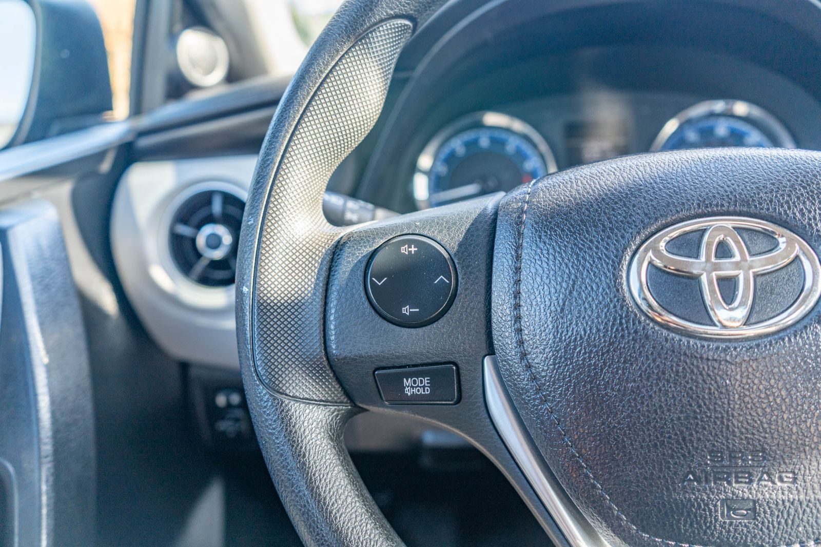 Used 2019 Toyota Corolla LE w/ Carpet Mat Package (TMS) FWD image 27