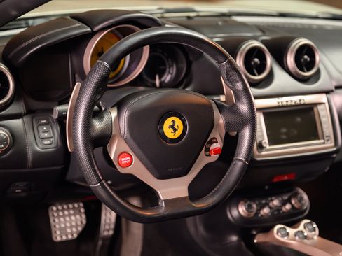 Used 2014 Ferrari California image 24