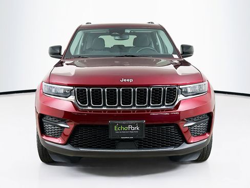 Used 2023 Jeep Grand Cherokee Laredo AWD/4WD image 2