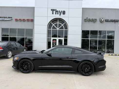 Used 2017 Ford Mustang GT w/ Black Accent Package RWD image 28