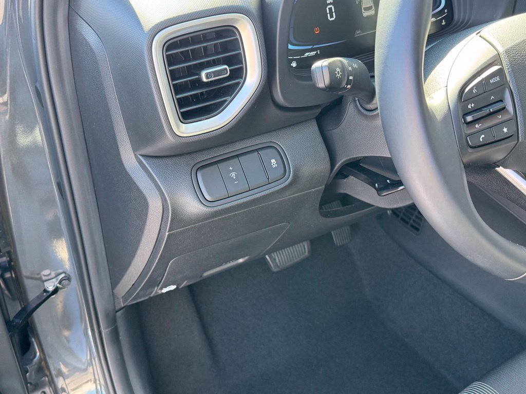 Used 2024 Hyundai Venue SEL FWD image 31