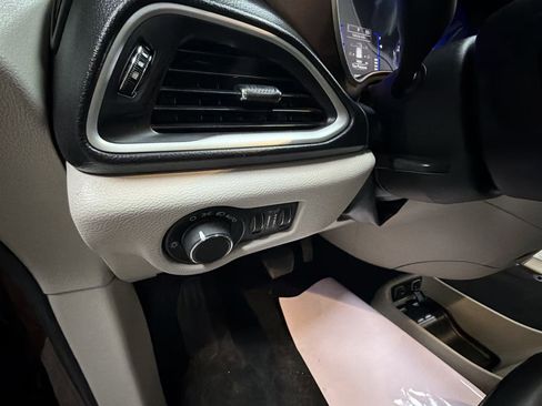 Used 2020 Chrysler Voyager Lxi image 14