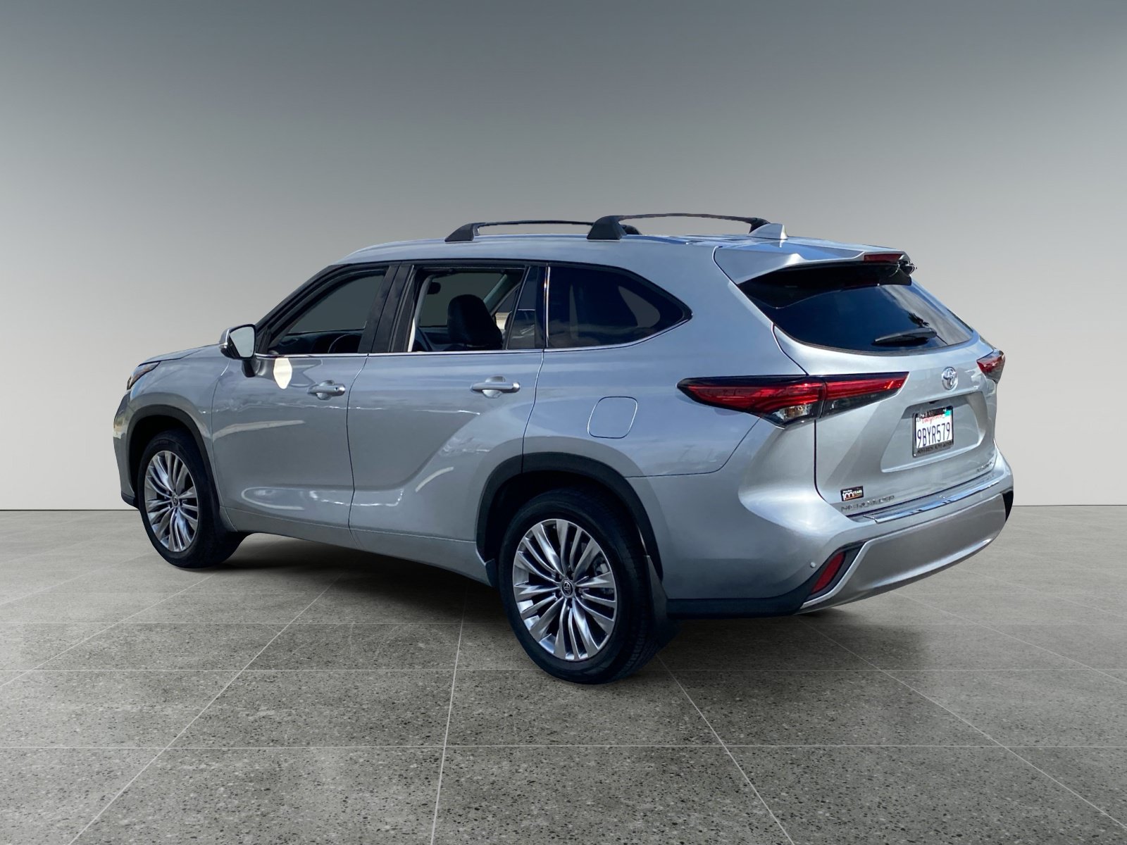 Used 2022 Toyota Highlander Platinum FWD image 3