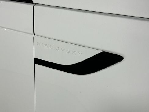 Used 2024 Land Rover Discovery Dynamic SE AWD/4WD image 9