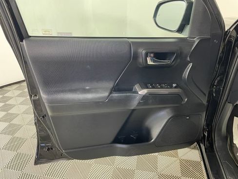 Used 2017 Toyota Tacoma TRD Off-Road AWD/4WD image 15