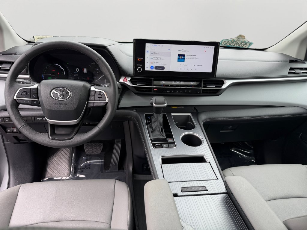 Used 2026 Toyota Sienna XLE FWD image 16