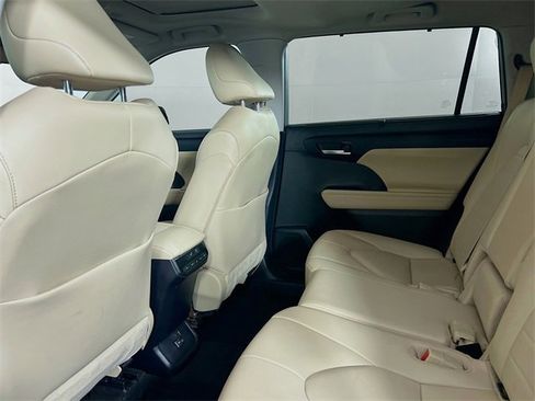 Used 2023 Toyota Highlander XLE image 22