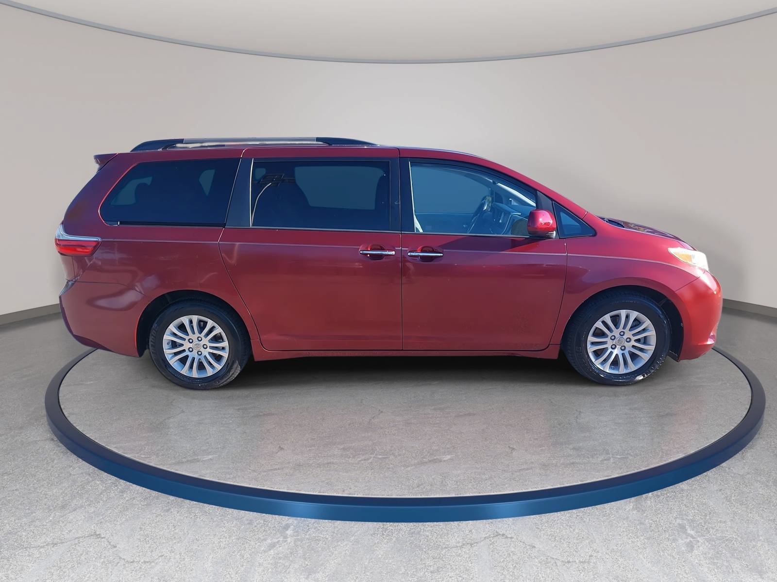 Used 2016 Toyota Sienna XLE Premium FWD image 4