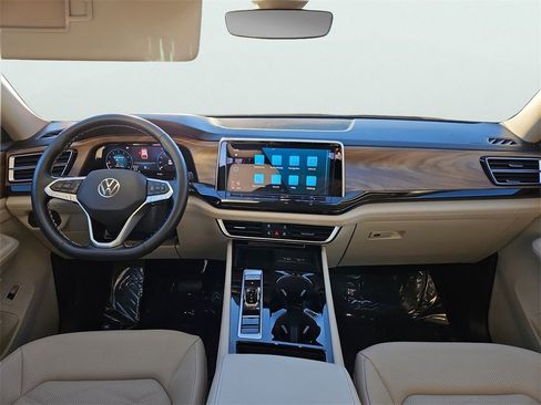 Certified 2025 Volkswagen Atlas SE image 11