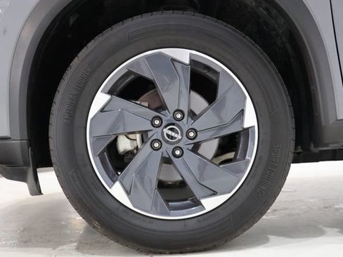 Used 2025 Nissan Rogue SV FWD image 11