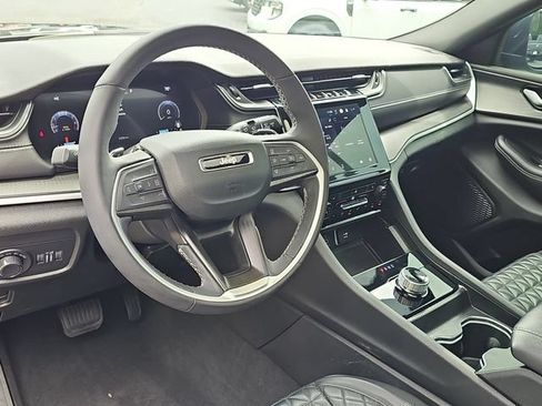 Used 2025 Jeep Grand Cherokee L Laredo w/ Luxury Tech Group I RWD image 17