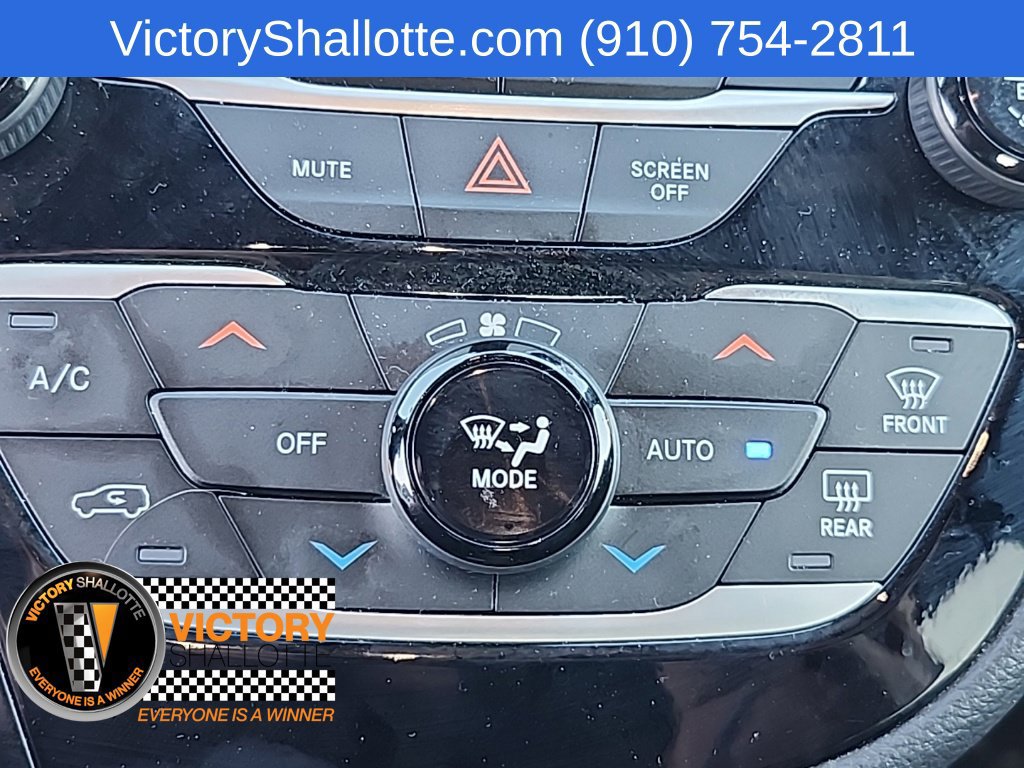 Used 2025 Chrysler Pacifica Limited FWD image 11