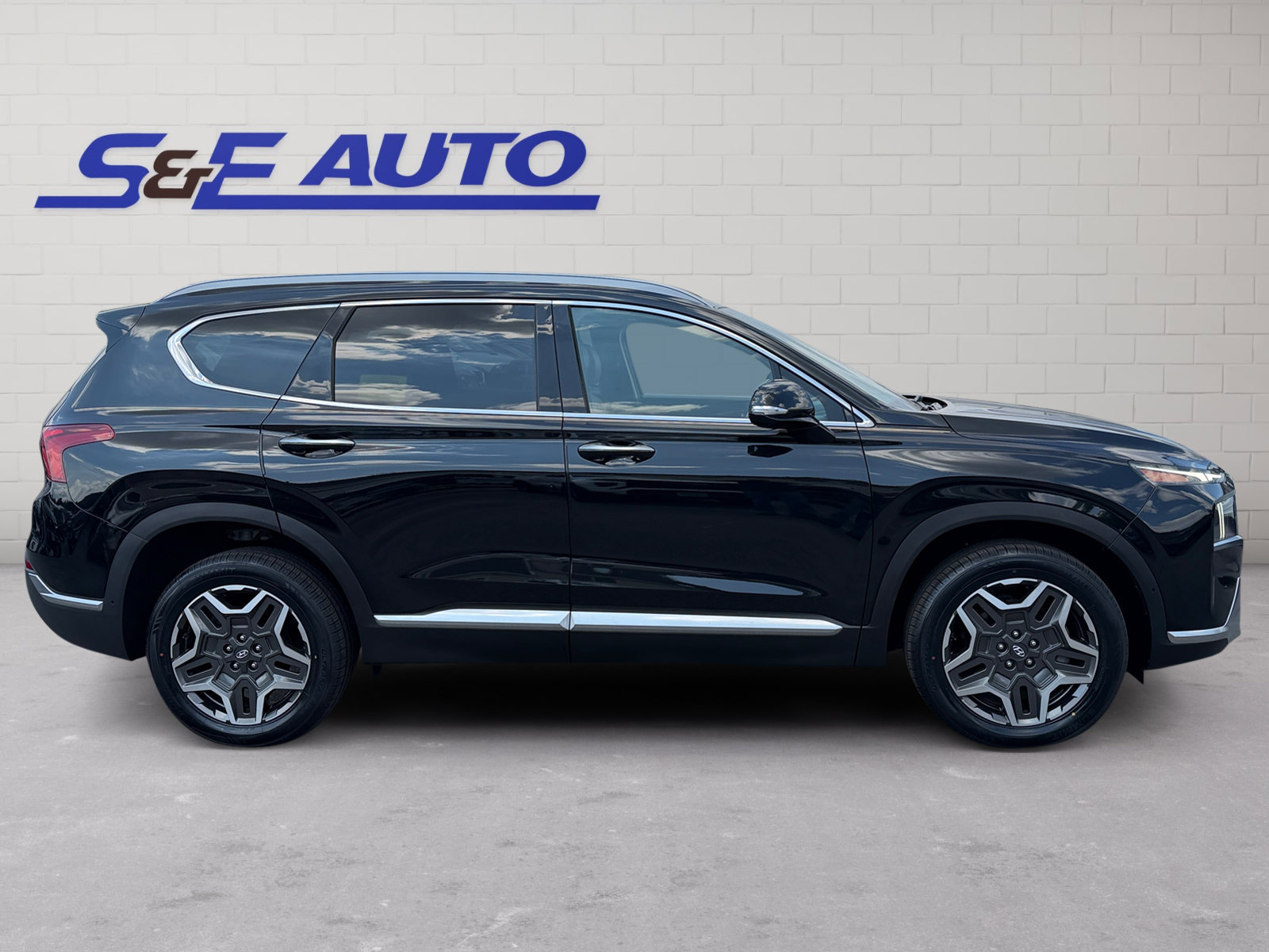 Used 2023 Hyundai Santa Fe Limited w/ Cargo Package AWD/4WD image 5