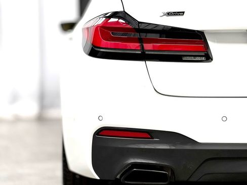 Used 2022 BMW 530i xDrive w/ M Sport Package image 13