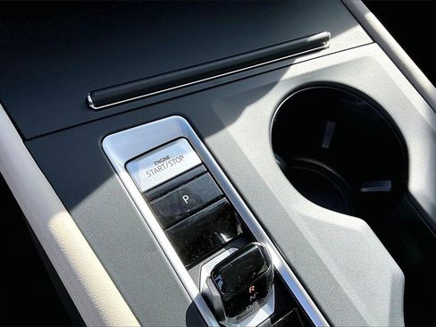 Certified 2025 Volkswagen Atlas SE image 29