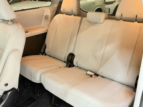 Used 2017 Toyota Sienna Limited Premium image 19