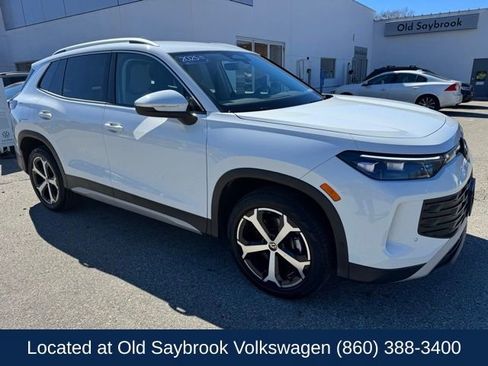 Used 2025 Volkswagen Tiguan SE image 3